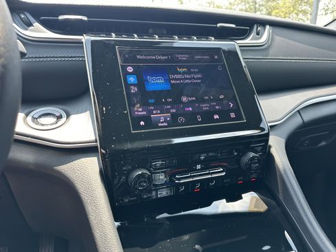 New 2025 Jeep Grand Cherokee L Altitude image 5