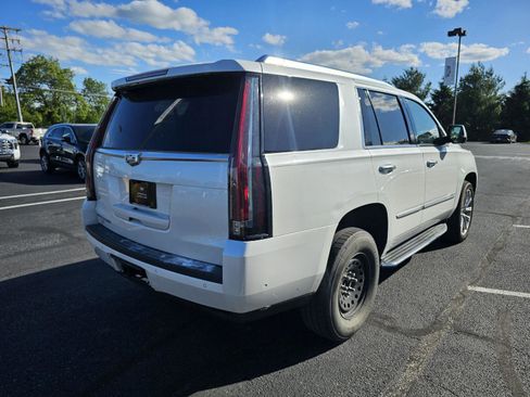 Used 2017 Cadillac Escalade Luxury AWD/4WD image 2