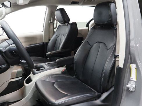 Used 2023 Chrysler Pacifica Touring-L FWD image 8