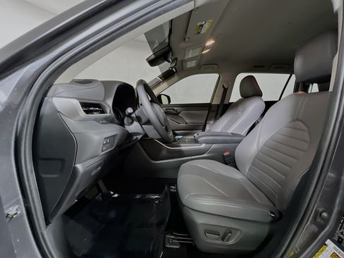 Used 2024 Toyota Highlander LE FWD image 15