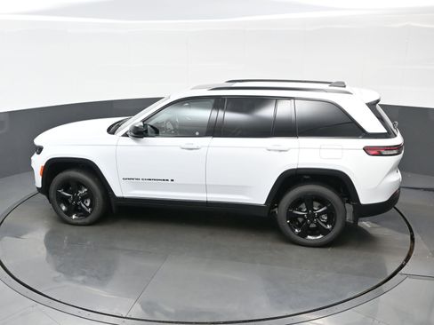New 2025 Jeep Grand Cherokee Altitude AWD/4WD image 19