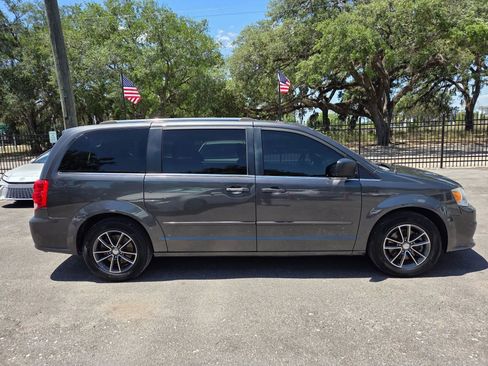 Used 2017 Dodge Grand Caravan SXT FWD image 3