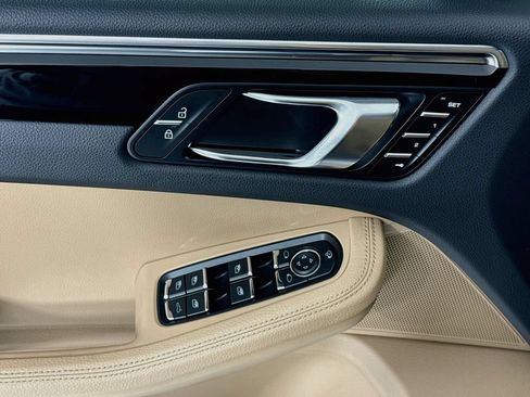 Certified 2025 Porsche Macan AWD/4WD image 11