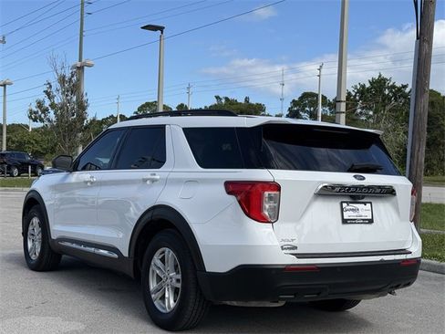 Used 2021 Ford Explorer XLT image 2