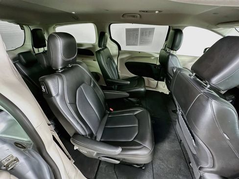 Certified 2024 Chrysler Pacifica Touring-L FWD image 38
