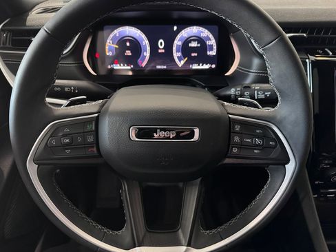 Used 2025 Jeep Grand Cherokee L Laredo image 12