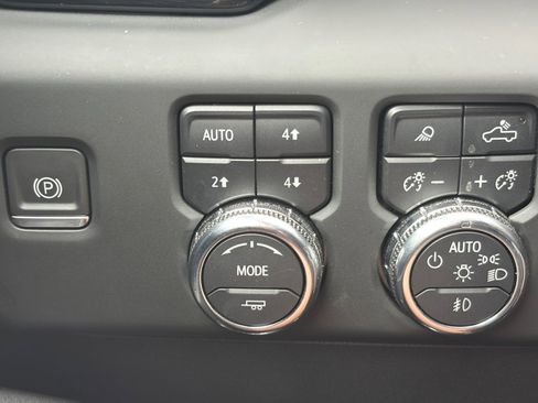 Used 2024 GMC Sierra 1500 AT4 w/ Technology Package AWD/4WD image 31