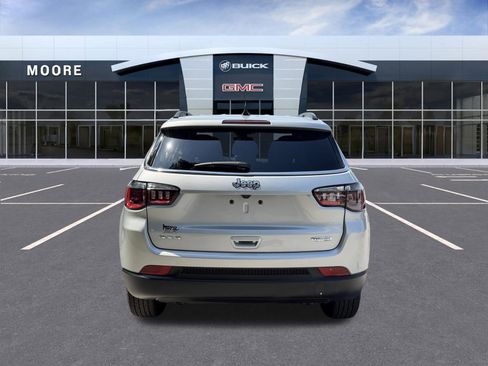 Used 2025 Jeep Compass Latitude AWD/4WD image 8