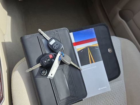 Used 2012 Toyota Camry XLE image 25