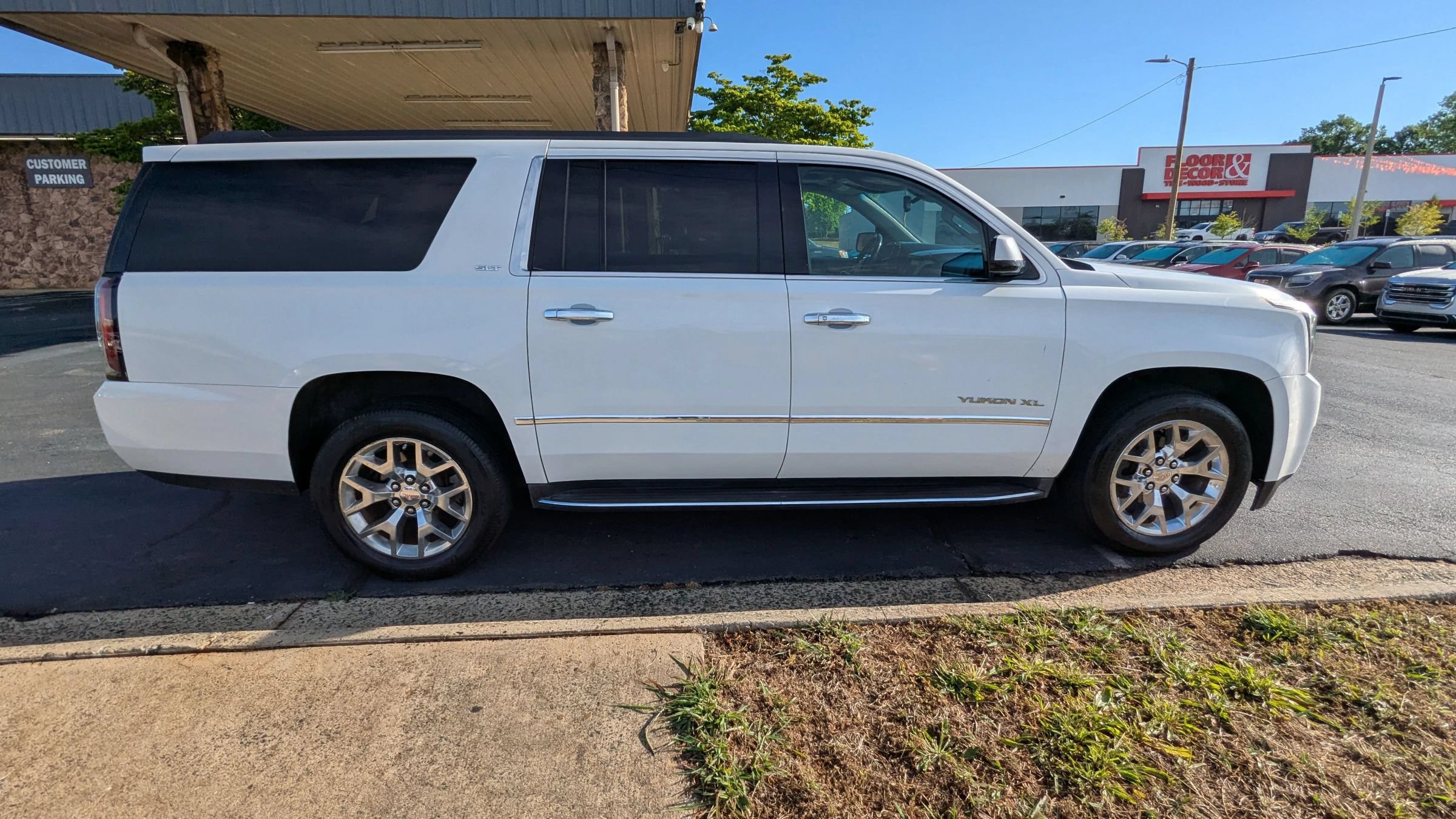 Used 2016 GMC Yukon XL SLT w/ Open Road Package AWD/4WD image 8