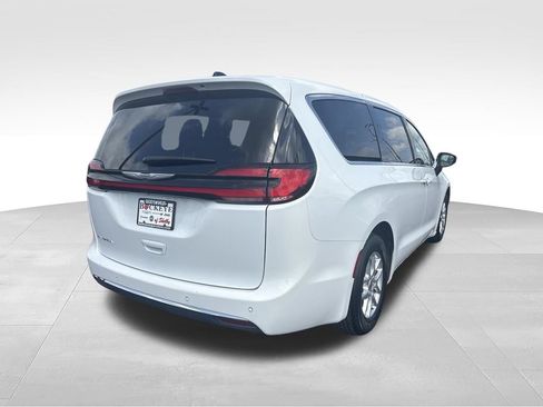 Certified 2023 Chrysler Pacifica Touring-L FWD image 4