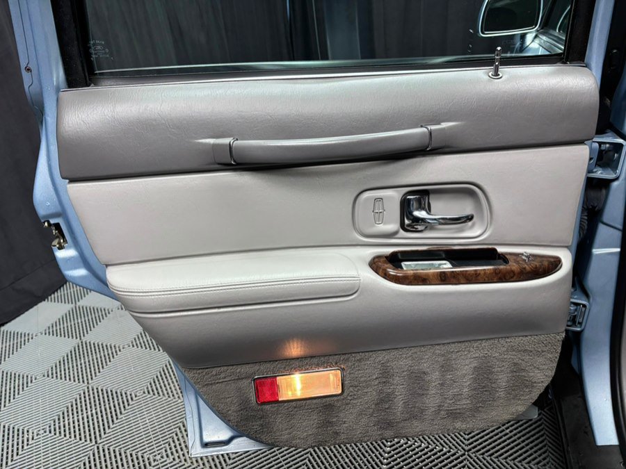 Used 1997 Lincoln Town Car Executive RWD image 27