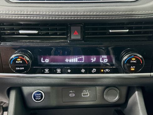 Used 2023 Nissan Rogue SV FWD image 15