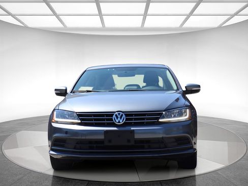 Used 2018 Volkswagen Jetta SE FWD image 2