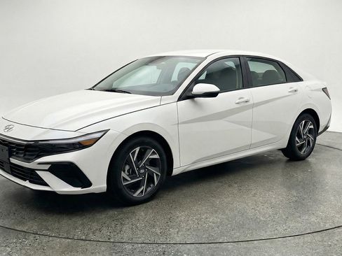 Used 2025 Hyundai Elantra SEL image 3
