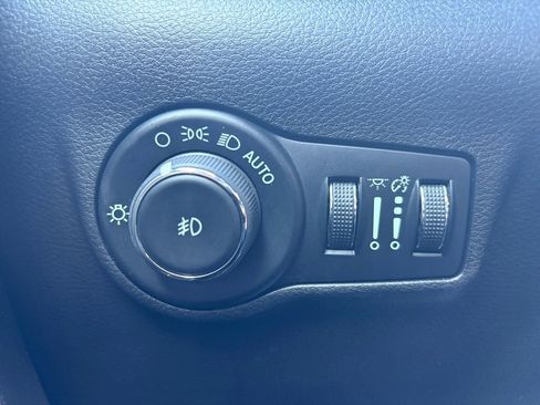 Used 2024 Jeep Compass Latitude image 3