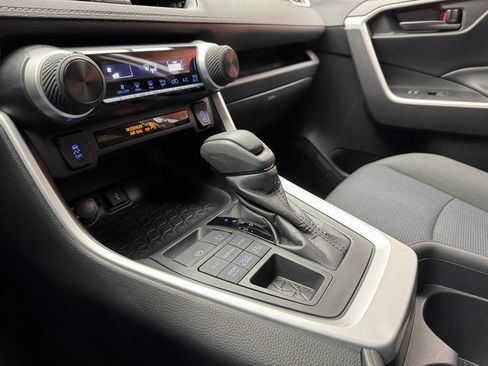 Used 2020 Toyota RAV4 LE image 19