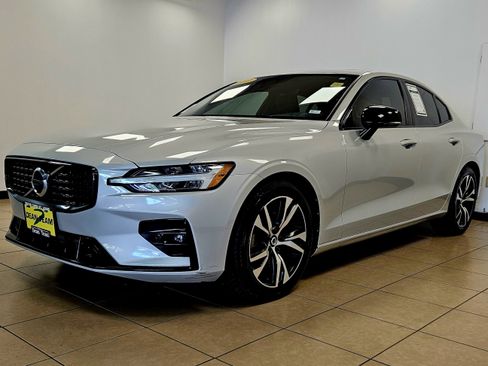 Used 2021 Volvo S60 T5 R-Design image 2