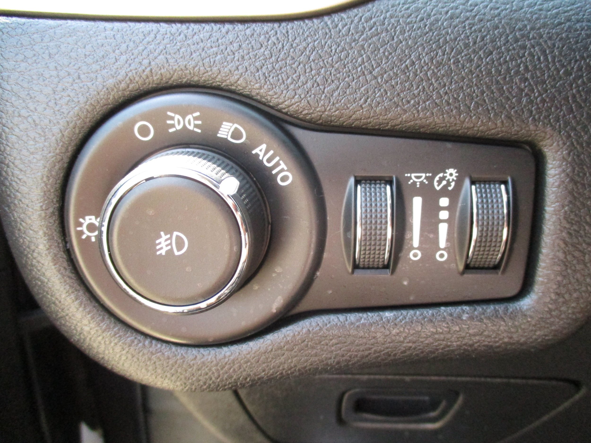Used 2018 Jeep Cherokee Latitude FWD image 26