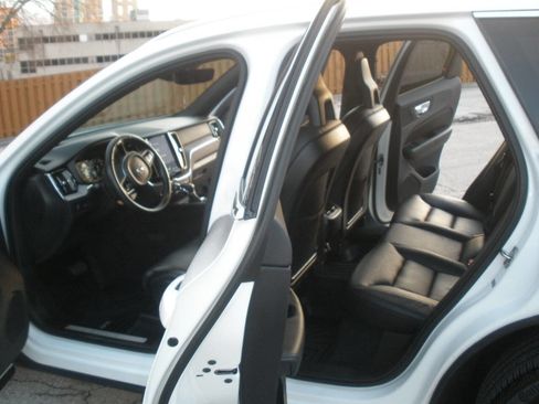 Used 2018 Volvo XC60 T6 Inscription w/ Advanced Package image 24