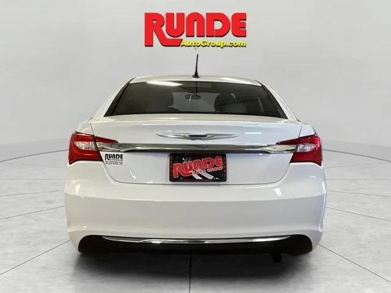 Used 2013 Chrysler 200 Touring FWD image 4