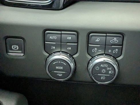 Used 2025 GMC Sierra 2500 AT4 image 29