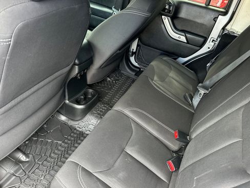 Used 2018 Jeep Wrangler Unlimited Sahara AWD/4WD image 13
