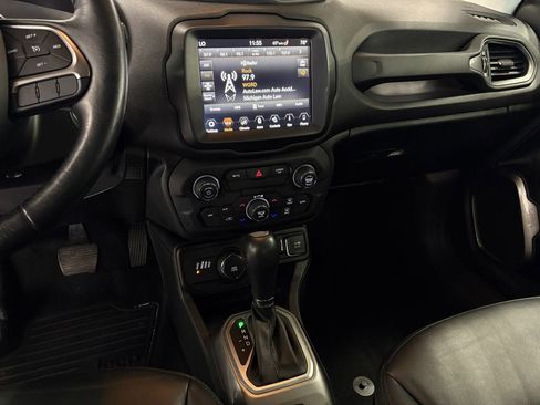 Used 2018 Jeep Renegade Limited w/ UConnect 8.4 Nav Group AWD/4WD image 20