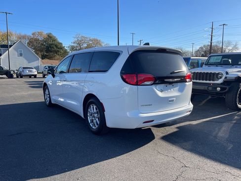 Used 2022 Chrysler Voyager LX image 7