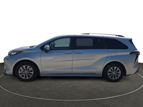 Used 2021 Toyota Sienna XLE w/ XLE Plus Package FWD image 2