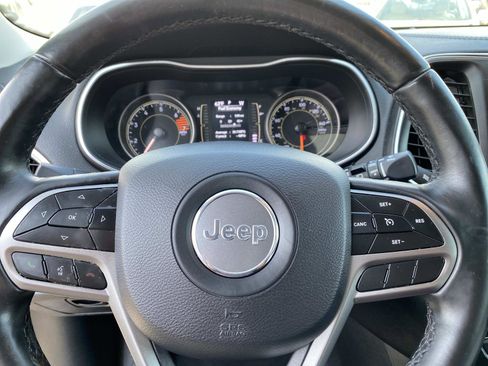 Used 2019 Jeep Cherokee Latitude Plus AWD/4WD image 11