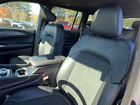 New 2025 Jeep Grand Cherokee Altitude image 18