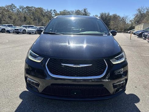 Used 2024 Chrysler Pacifica Touring-L image 6