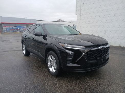 Used 2025 Chevrolet Trax LS w/ LS Convenience Package image 15