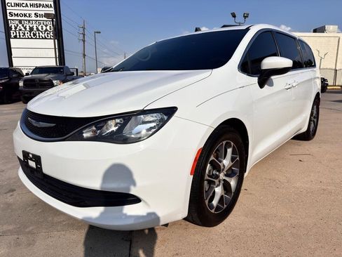 Used 2017 Chrysler Pacifica LX FWD image 5