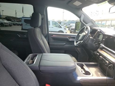 Used 2024 Chevrolet Silverado 2500 LT w/ Midnight Edition AWD/4WD image 2