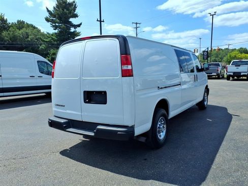 Used 2018 Chevrolet Express 3500 Extended w/ Driver Convenience Package RWD image 5
