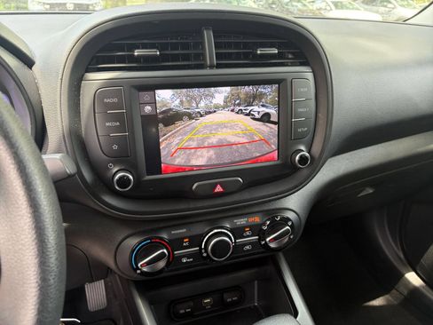 Used 2025 Kia Soul LX w/ LX Technology Package FWD image 22