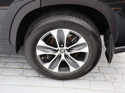 Used 2021 Toyota Highlander XLE image 47