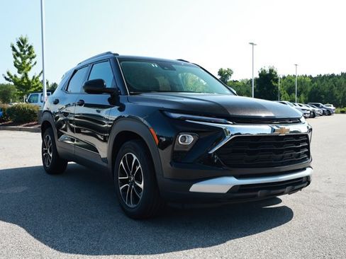 Used 2024 Chevrolet TrailBlazer LT FWD image 3