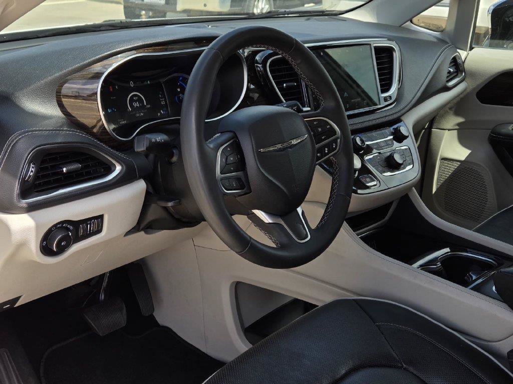 Used 2023 Chrysler Pacifica Limited FWD image 27