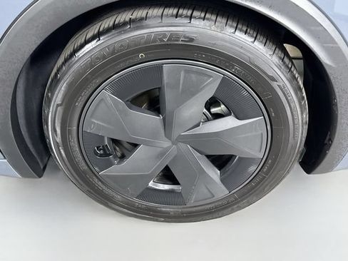 Certified 2025 Toyota Prius LE FWD image 30