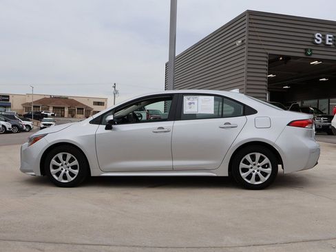 Used 2025 Toyota Corolla LE image 2