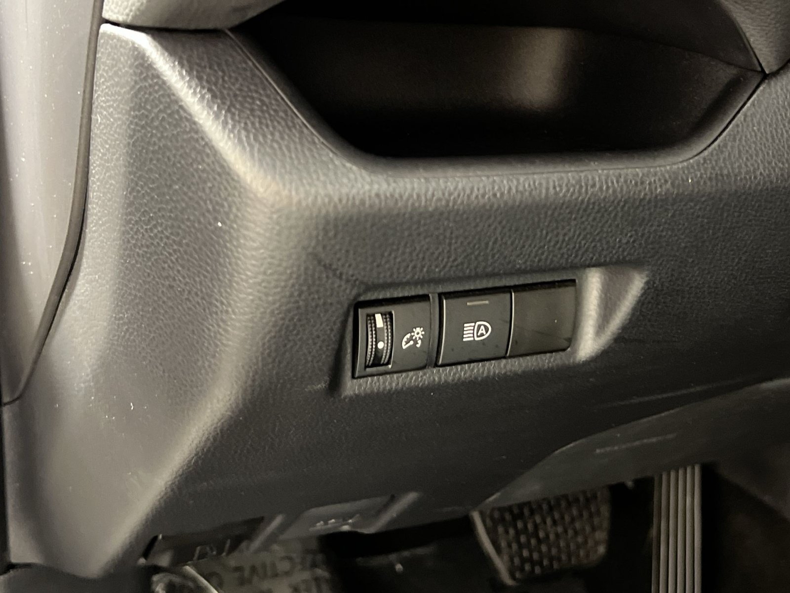 Used 2025 Toyota RAV4 LE AWD/4WD image 31