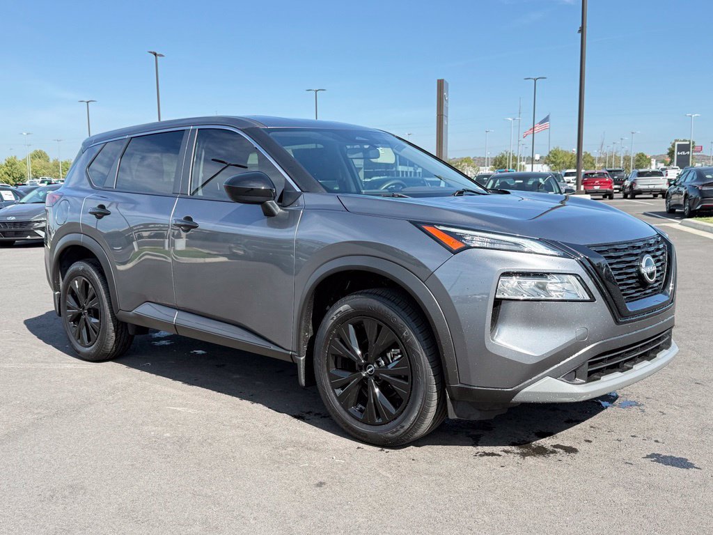 Used 2023 Nissan Rogue SV FWD image 3