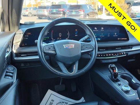 Used 2024 Cadillac XT4 Premium Luxury image 8