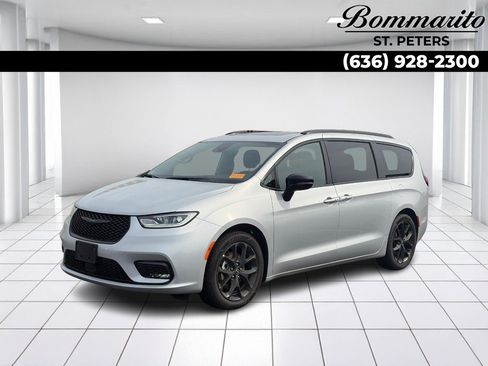 Used 2026 Chrysler Pacifica Limited w/ S Appearance Package FWD image 1