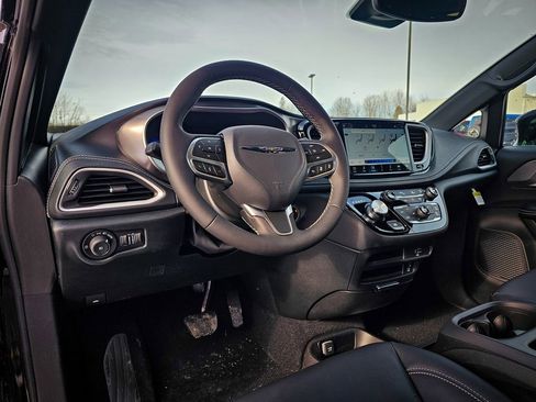 New 2026 Chrysler Pacifica Select image 15