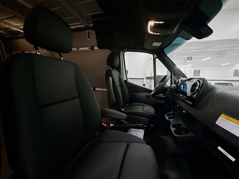 Used 2025 Mercedes-Benz Sprinter 2500 image 27