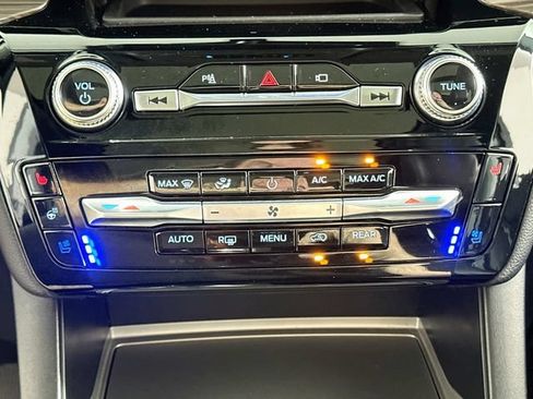 Used 2022 Ford Explorer Limited w/ Equipment Group 301A RWD image 20